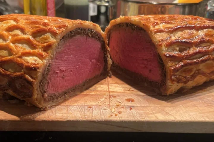 Zelfgemaakte Beef Wellington, doorgesneden op een snijplank