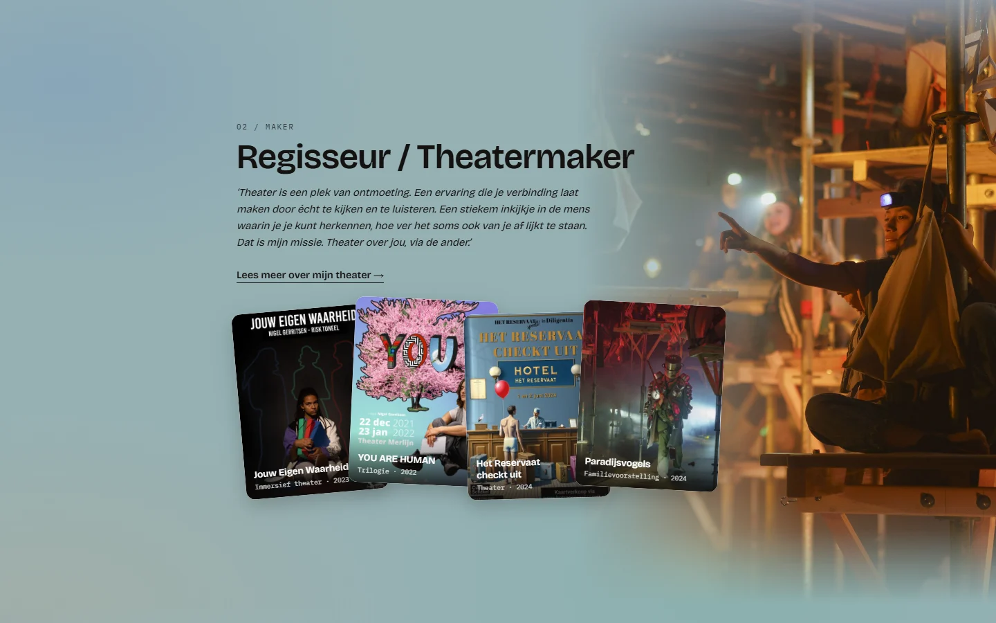 Regisseur / theatermaker met de voorstellingen als kaarten